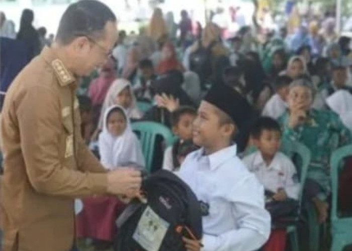 Bupati Algafry Bagikan 1.200 Seragam Sekolah