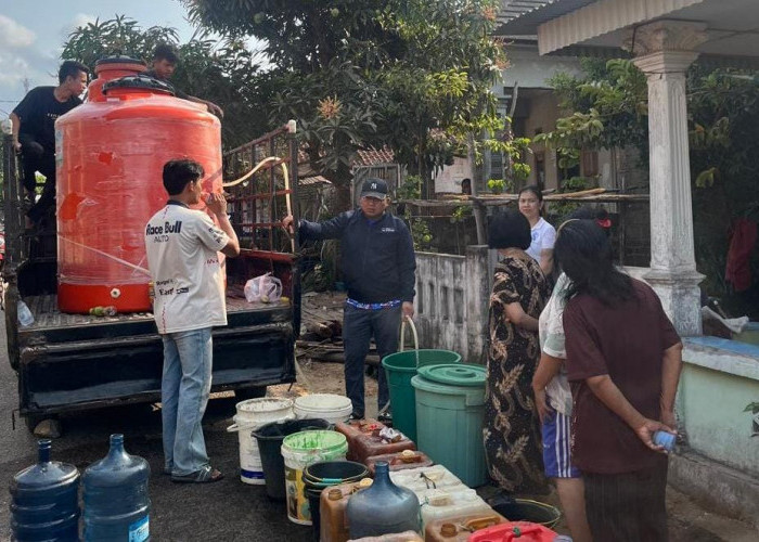 Kemarau Makin Mencekik, Owner Cozy Mart Kembali Bagikan Air Bersih, Suwandi Ikut Turun Dampingi Istri 