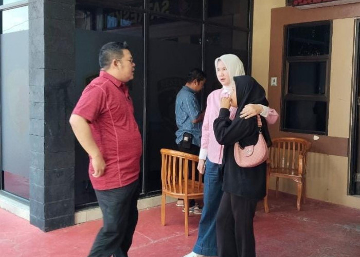 Bupati Riza Dampingi Ibu Korban Dugaan  Kekerasan Oleh Ayah  Kandung ke Polres Basel 