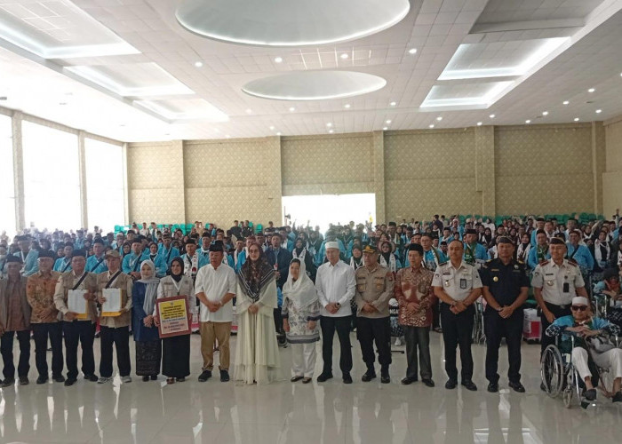 Gubernur Hidayat Lepas Keberangkatan Jamaah Haji Babel, Pemprov Kucurkan Rp12,5 Miliar untuk Transportasi