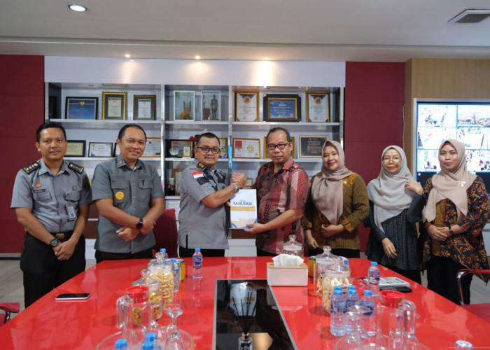 Kakanwil Johan Manurung Serahkan Pedoman Fasilitasi Pembentukan Produk Hukum Daerah ke PJ Sekda Bangka