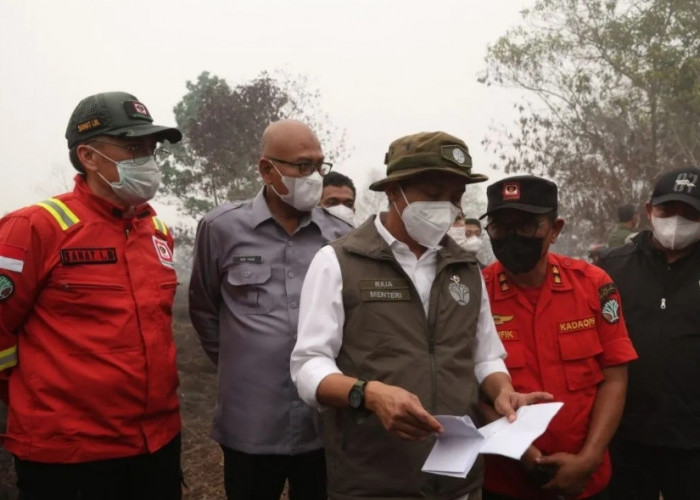 Menhut Minta Pendinginan Karhutla Kalbar Dimasifkan