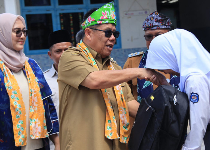 Gubernur Hidayat Serahkan Seragam dan Perlengkapan Sekolah Untuk Siswa Prasejahtera