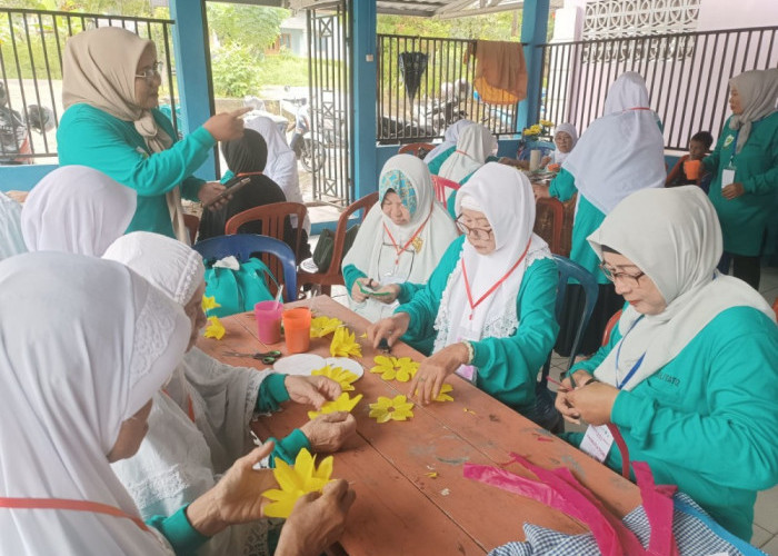 Peduli Lansia, PT Timah Serahkan Bantuan Seragam  Untuk Sekolah Lansia Berdaya Belo Laut   