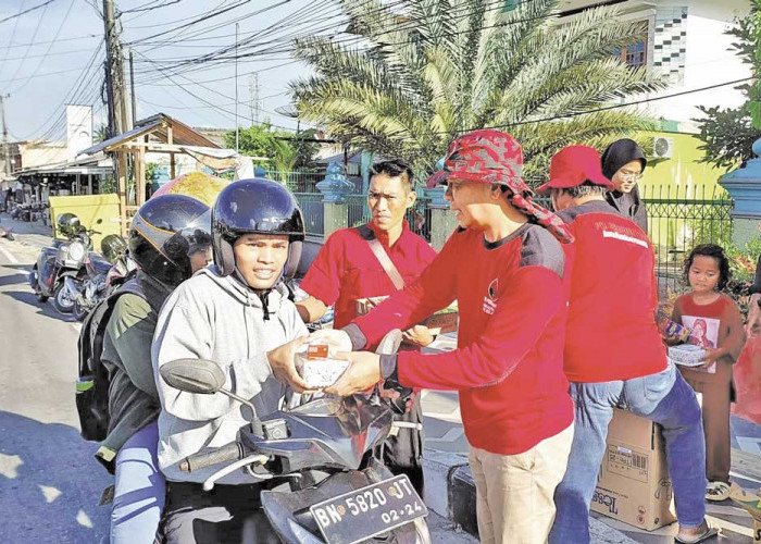 Berbagi Takjil Buka Puasa, Bakti Sosial PDIP Pangkalpinang dan Rudi Center kepada Masyarakat