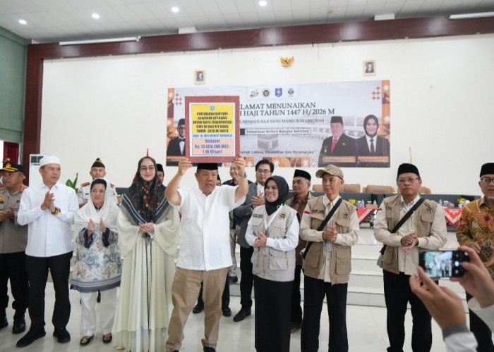 Wujudkan Pelayanan Prima, Gubernur Hidayat Arsani Serahkan Dana Hibah untuk Jemaah Haji 2026