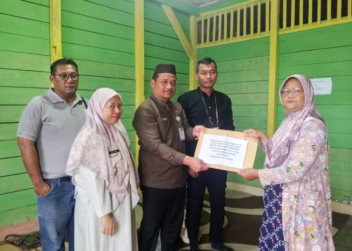 Wakili Gubernur Hidayat, Pj Sekda Fery Antar Langsung Santunan ASN Peduli Babel ke Keluarga Almarhum Sigit 