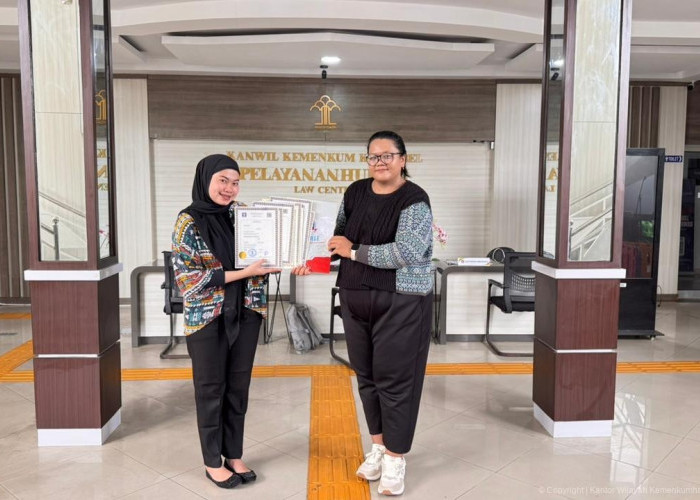 Kanwil Kemenkum Babel Serahkan 9 Sertifikat Apostille untuk Keperluan Studi di Romania