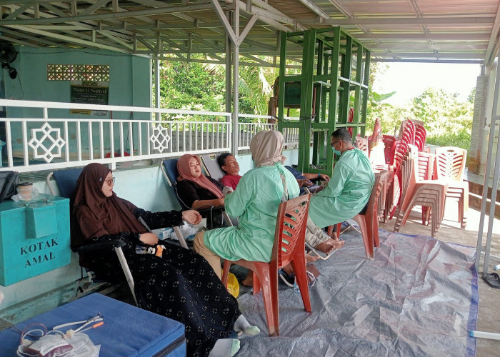 Donor Darah dan Pemeriksaan Kesehatan Warnai Peringatan Isra' Mi'raj Masjid Al Maghfiroh Air Ruai