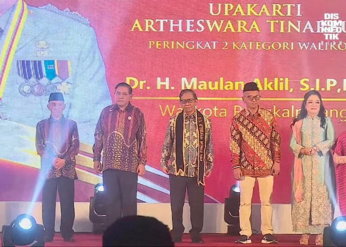 Diserahkan Menkopolhukam Mahfud MD, Wako Molen Terima Penghargaan Upakarti Artheswara Tinarbuka