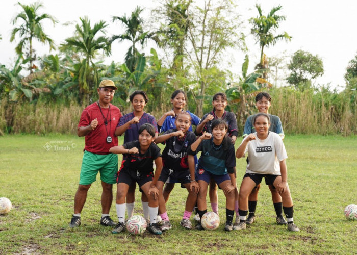 PT Timah Dorong Lahirnya Bibit Unggul Sepak Bola dari Desa Rias, Salurkan Bantuan untuk SSB Tunas Mandiri