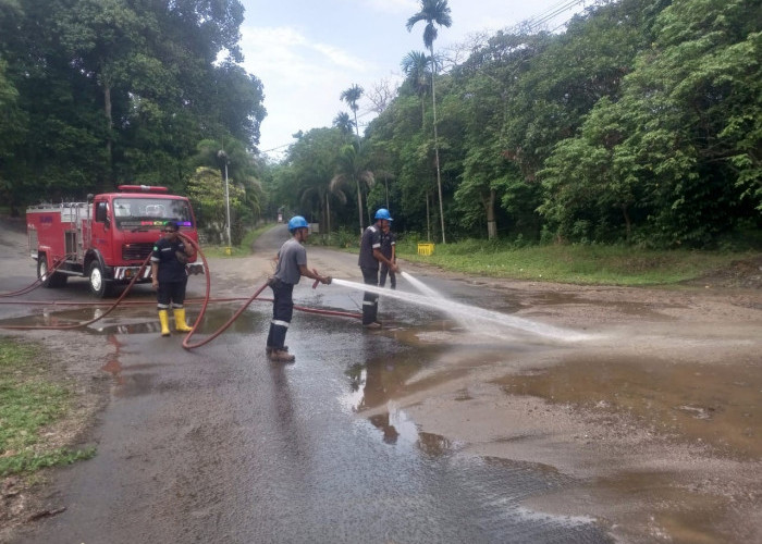 Cegah Kecelakaan Lalu Lintas, Karyawan PT Timah Bersihkan Tumpukan Pasir di Komplek Timah Bangka Barat   