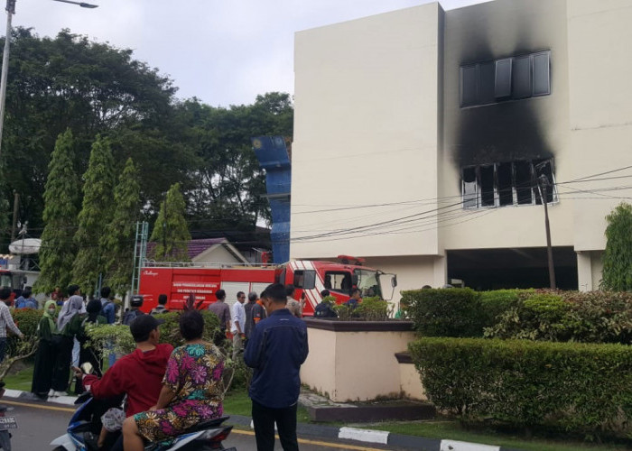 BREAKING NEWS: Gedung Politeknik Sriwijaya Palembang Terbakar