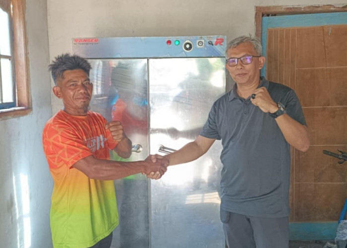 Dosen UBB Latih Warga Desa Rambat dan Serahkan Alat Pengering Ikan untuk Ketahanan Pangan