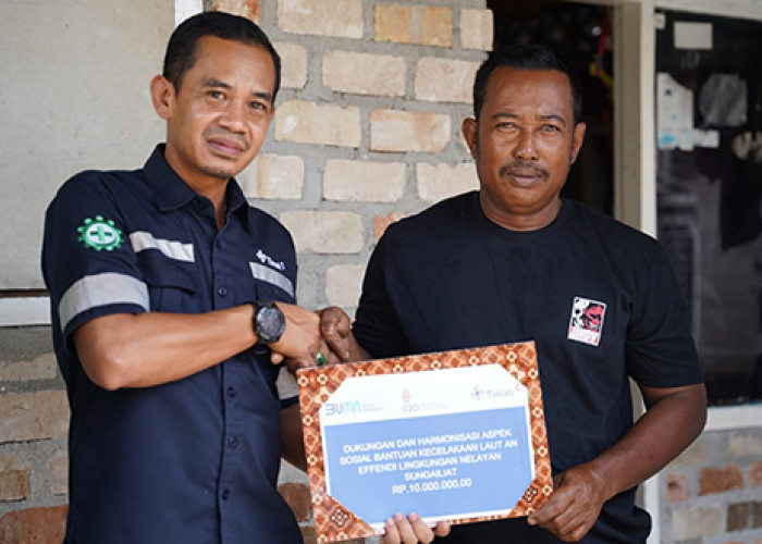 PT Timah Tbk Serahkan Bantuan untuk Nelayan Sungailiat yang Alami Kecelakaan Laut 