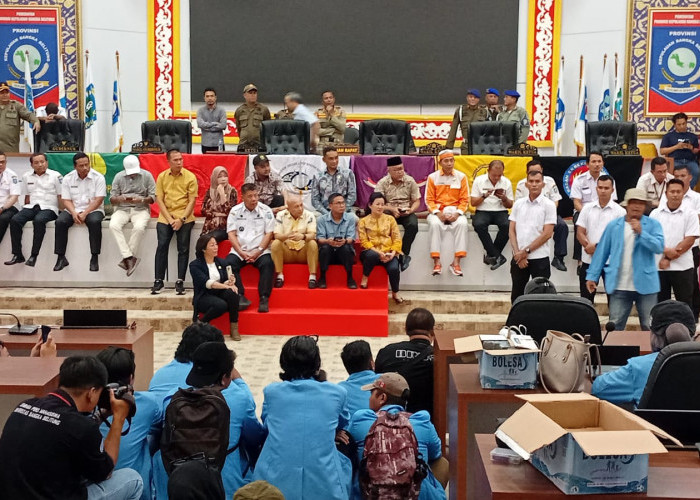 BEM KM UBB Geruduk DPRD Babel, Kritik Pemerintah Soal Pemangkasan Anggaran Pendidikan demi MBG