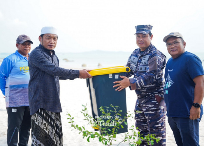 PT Timah Serahkan Bantuan Alat Kebersihan Untuk Pokdarwis Lingkungan Rambak 