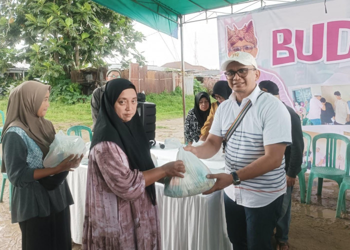 Budi RRI Terus Berbagi, Giliran Warga Rangkui Diberikan Paket Sembako