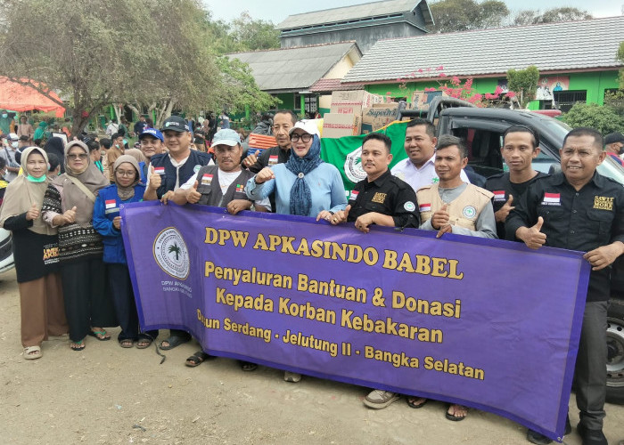 DPW Apkasindo Babel Serahkan Bantuan Rp18 Juta untuk Korban Kebakaran Serdang