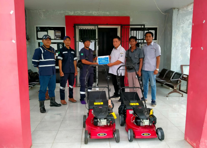 PT Timah Tbk Serahkan Dua Unit Mesin Potong Rumput ke Desa Pasir Putih, 