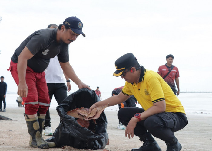 Polresta Pangkalpinang Bersama Pemkot Pangkalpinang Gelar Aksi Bersih-bersih Massal di Pantai Pasir Padi