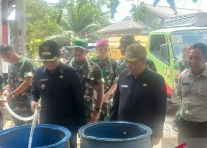 Pemkab Bangka Tengah Distribusikan Air Bersih ke Desa Terdampak Kekeringan