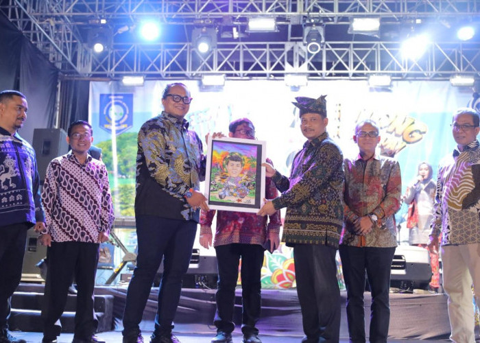 Mantab! Haris Hadiahkan Tambahan TPP 1 Bulan Plt. Kadis ke Pemenang Pembuat Logo Diskominfo Babel SMART
