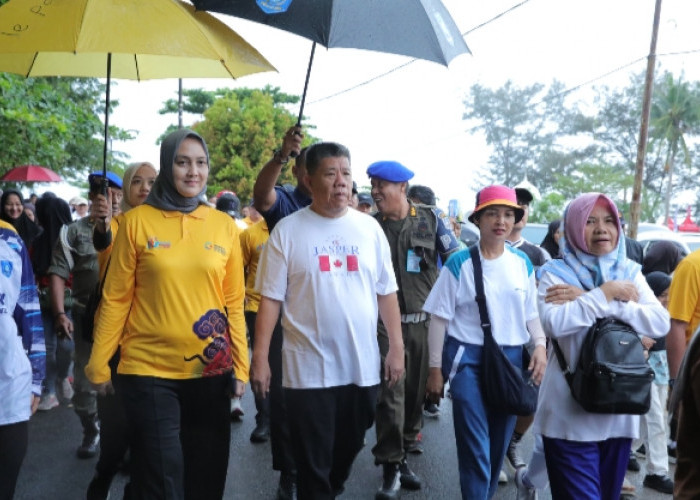 Gubernur Hidayat Arsani Meriahkan Pasir Padi Beach Festival 2025, Jalan Pagi Bersama Masyarakat diTengah Hujan