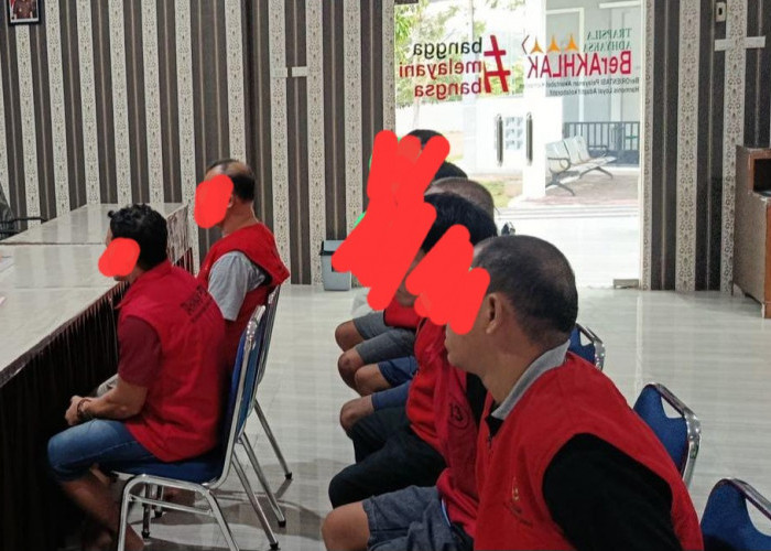 Berkas 8 Tersangka dan Barang Bukti Kasus Penyelundupan 5 Ton Pasir Timah ke Kejaksaan Babar 