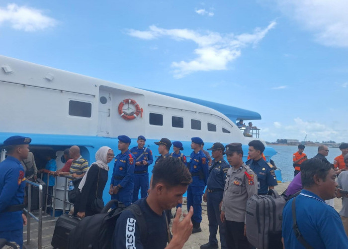 Polsekwas Pelabuhan Pangkalbalam Pantau Arus Balik Pasca Lebaran, Jaga Keamanan Ratusan Penumpang