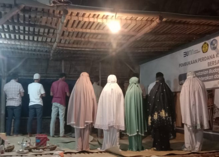 Syahdunya Bukber dan Sholat Maghrib Berjamaah Perdana di Kampung Adat Gebong Memarong Berusia Ratusan Tahun