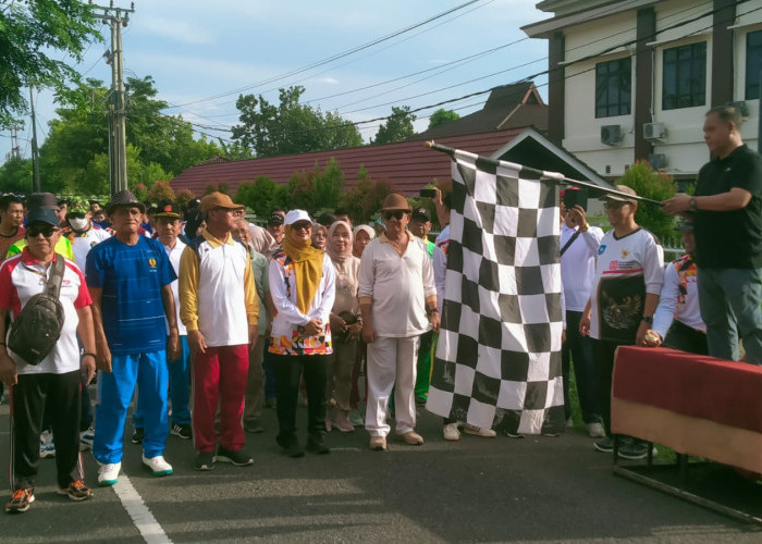 Semarak HUT Ke-41, SMKN 1 Sungailiat Gelar Jalan Sehat Bersama Alumni