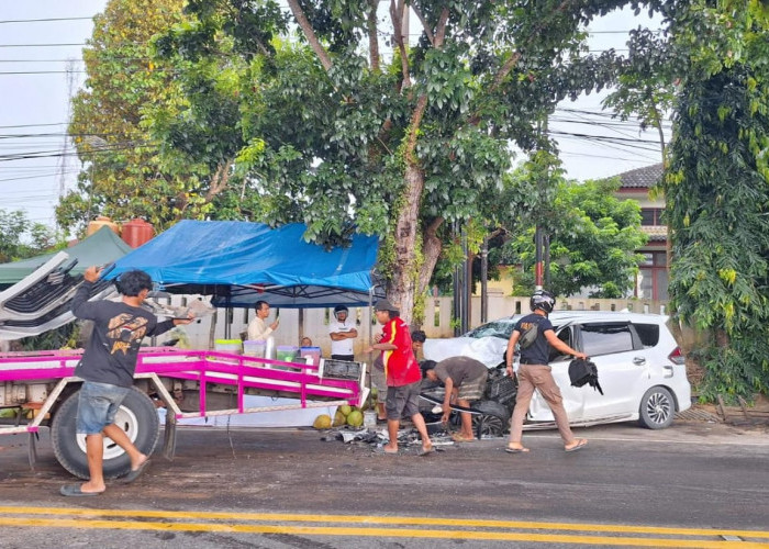 Diduga Oleng, Suzuki Ertiga Tabrak Truk di Jalan Raya Selindung