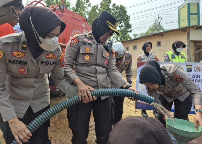 Hampir 2 Bulan Krisis Air, Polwan Polresta Pangkalpinang Salurkan 4 Ton ke Warga Kampak