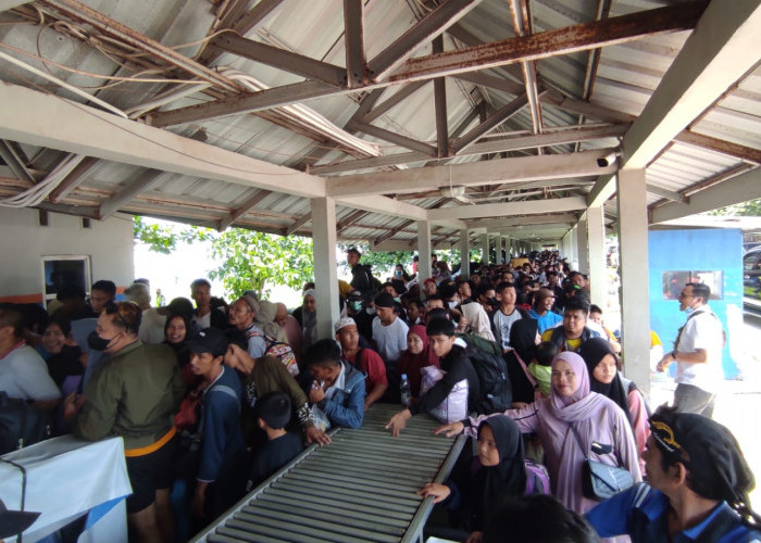 Ribuan Penumpang Pejalan Kaki Membludak di Pelabuhan Tanjung Kalian