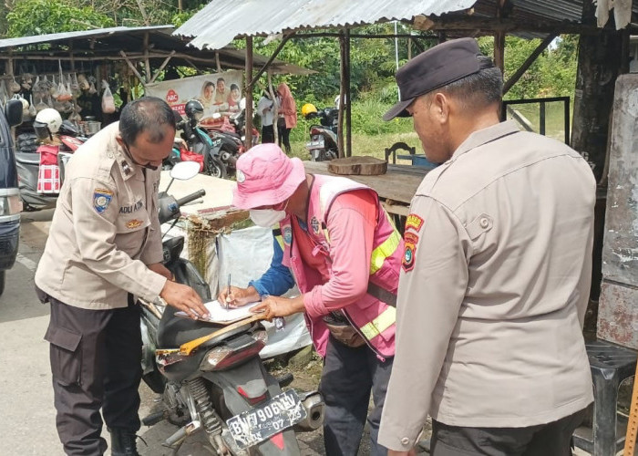 Personel Sat Binmas Polresta Pangkalpinang Sambangi Juru Parkir Pasar Kerabut, Sampaikan Pesan Kamtibmas