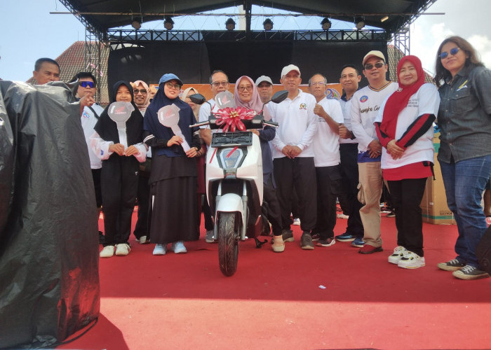 Lautan Manusia Meriahkan Jalan Sehat HUT Kota Sungailiat, Honda ICON e: Jadi Magnet Utama