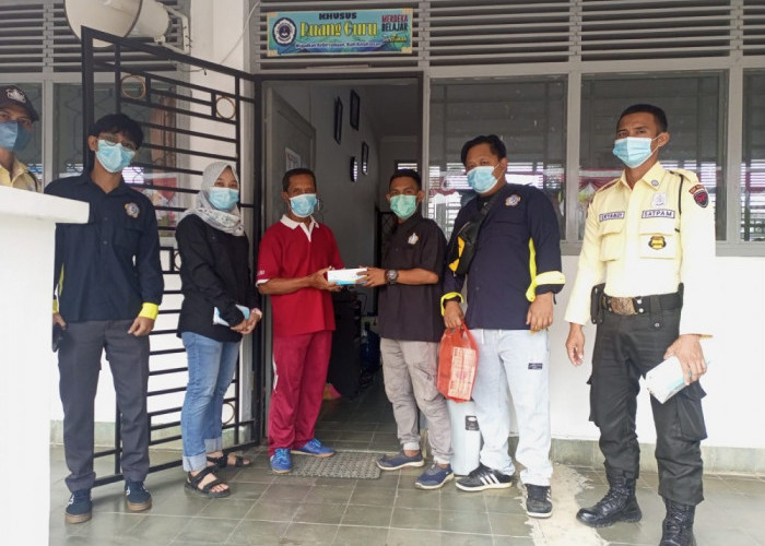 Edukasi Bahaya Asap di Muntok, PT Timah Tbk Bagikan Masker ke Sekolah dan Pengguna Jalan