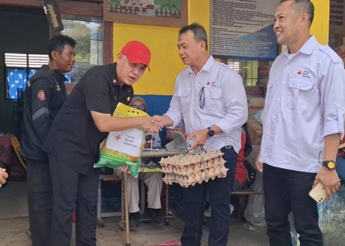 PMI Bangka Salurkan Bantuan Logistik bagi Korban Kebakaran di Serdang Basel