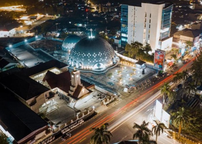 Alung Main ke Pengkal, Kuliner ke Alun-alun, Salat di Masjid Kubah Timah