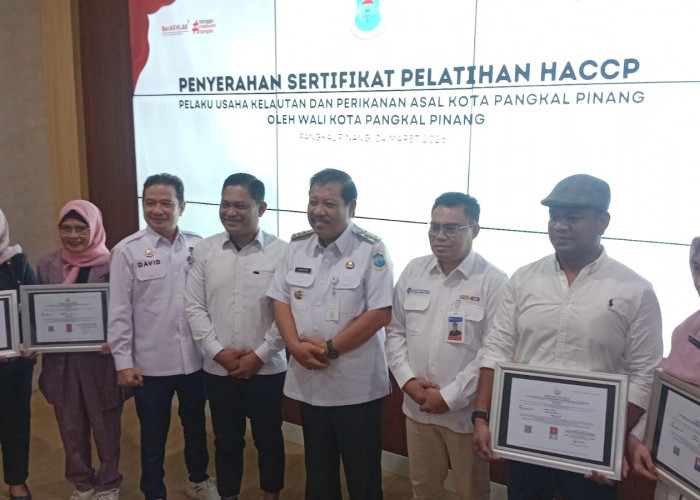 Wali Kota Serahkah Sertifikat HACCP Bagi 9 PU Kelautan dan Perikanan di Pangkalpinang