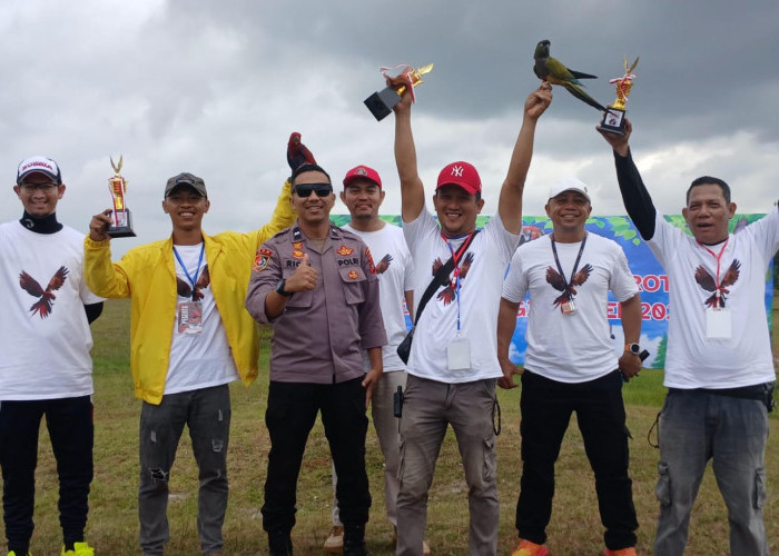 Even Pertama Freefly Unjuk Kebolehan  Burung-Burung Cantik Patuh ke Tuannya