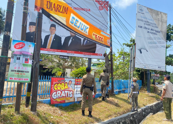 Rugikan PAD dan Langgar Perda KTR, Puluhan Spanduk Rokok Ilegal di Sungailiat Ditertibkan Satpol PP