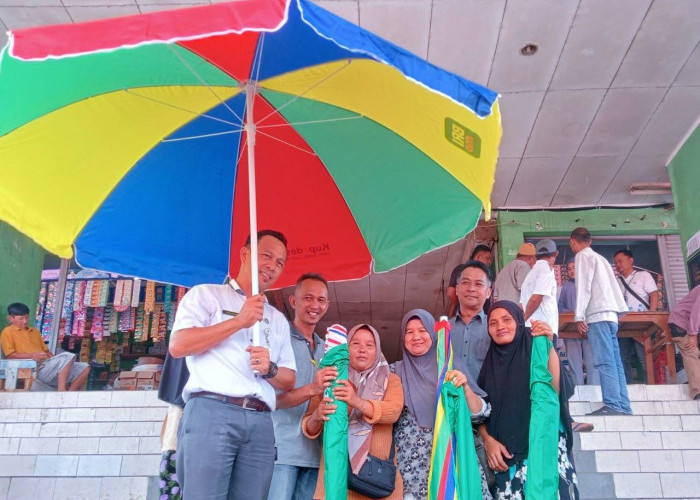BRI Pangkalpinang Bagikan Payung ke Pedagang Pasar Pagi 