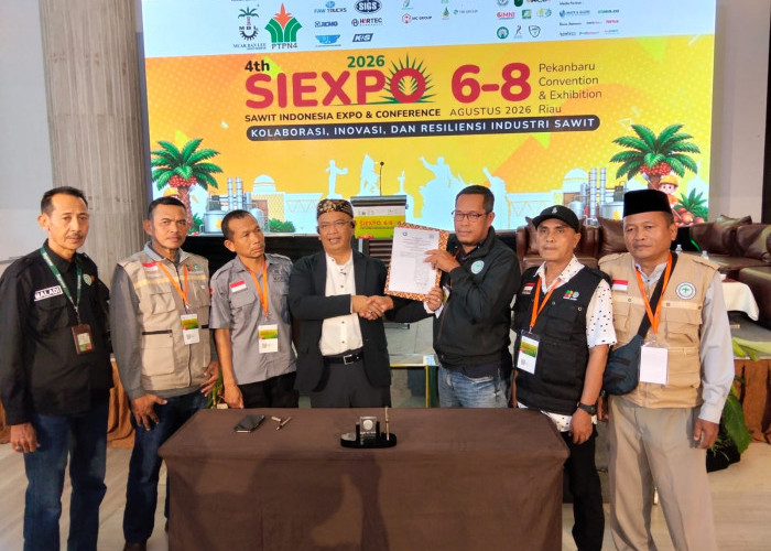 Di SIEXPO Riau 2026, DPW Apkasindo Babel Serahkan MoU Beasiswa ke DPP Apkasindo   