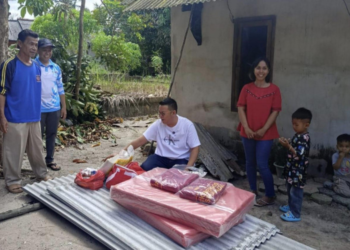 Rumah Warga di Keposang Kebakaran, Bupati Riza Gercep Berikan Bantuan 