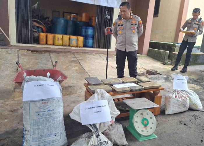 Timbangan Bertuliskan BUMDes Tukak Ditemukan di Lokasi Peleburan Timah Ilegal