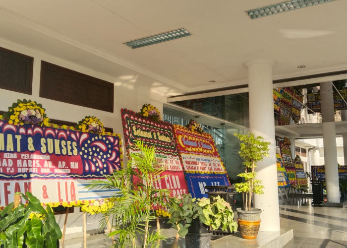 Karangan Bunga Berjejer di Halaman Kantor Gubernur, Ucapan Selamat Pelantikan Pj Bupati Bangka