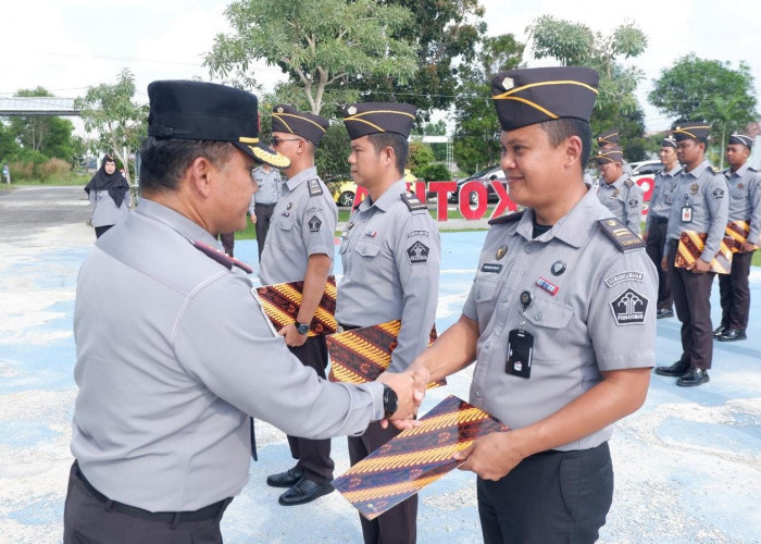 Lapas Narkotika Pangkalpinang Gelar Penyematan Kenaikan Pangkat dan Pemberian Penghargaan Pegawai Berprestasi 
