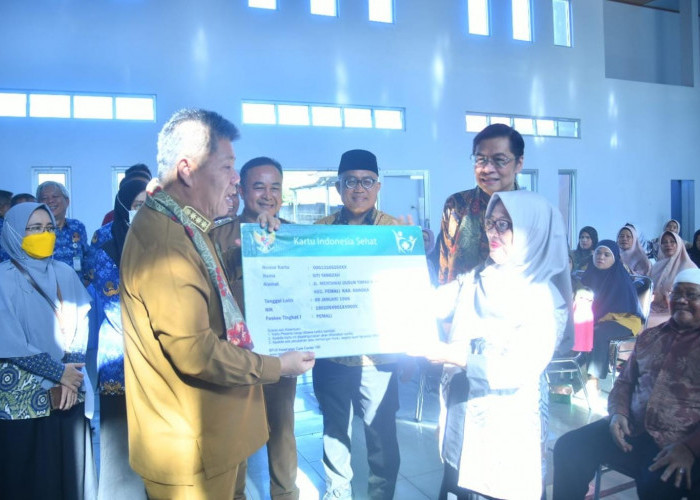 Masyarakat Bangka Terima Kartu BPJS PBI Pemprov Babel, Pj. Bupati Jantani Terima Kasih Kepada Gubernur Hidayat